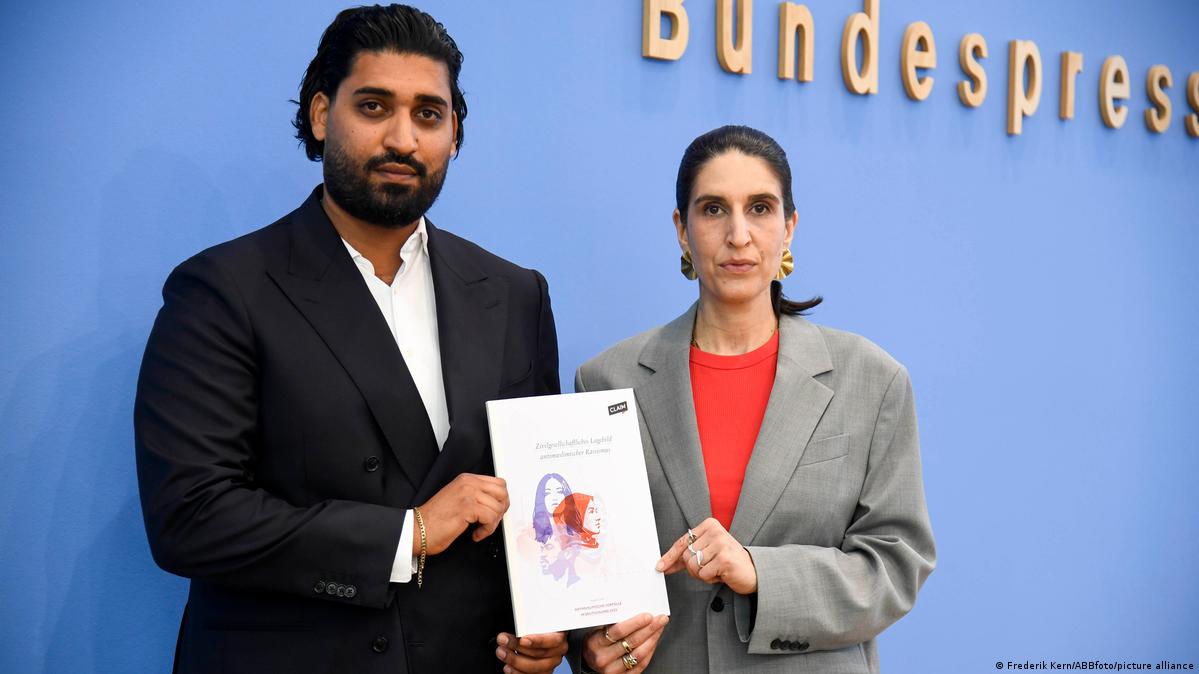 Said Etris Hashemi and Rima Hanano presented the 2025 report on anti-Muslim racism in Germany Image: Frederik Kern/ABBfoto/picture alliance