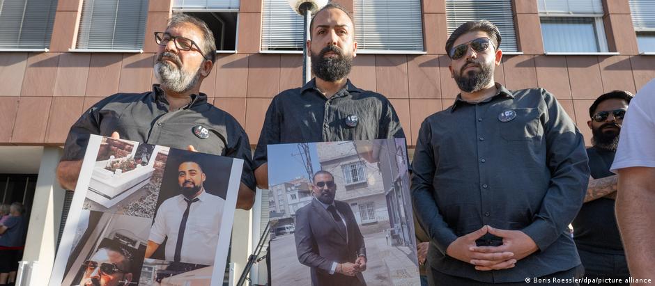 Familiares exibem fotos do fiscal de trem Serkan Çalar, que foi agredido brutalmente durante um controle de bilhetes e morreu dois dias depois
