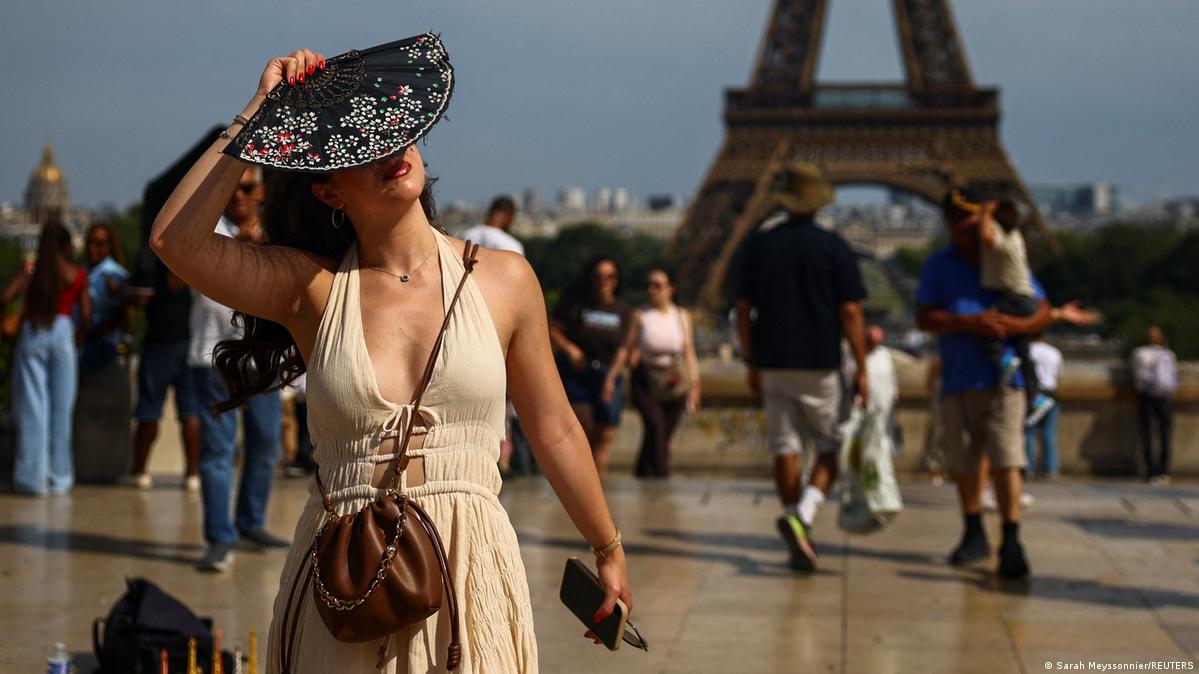 A folding fan can help you cool down in the heat, but it doesn't do much to protect your body from UV rays Image: Sarah Meyssonnier/REUTERS