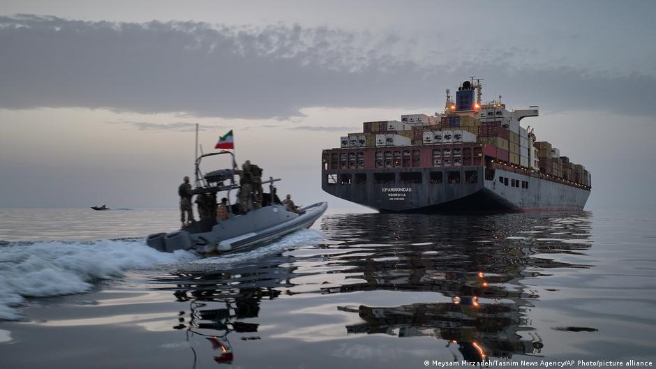 Devrim Muhafızları'ndan Hürmüz'den izinsiz geçiş uyarısı