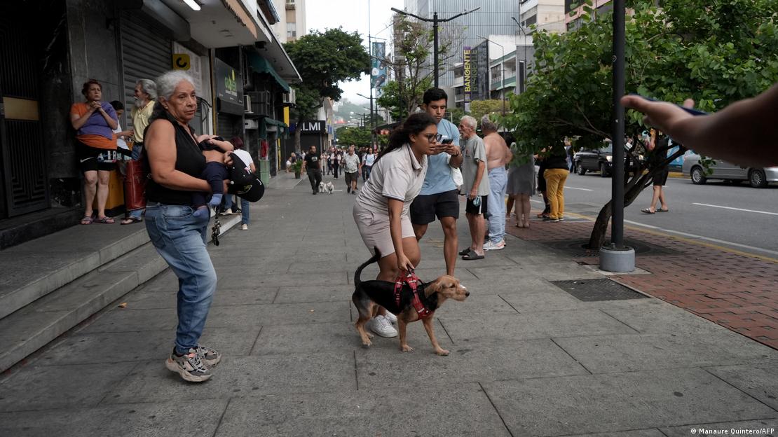 En la imagen varias personas se encuentran en la calle luego que se registrara el temblor.
