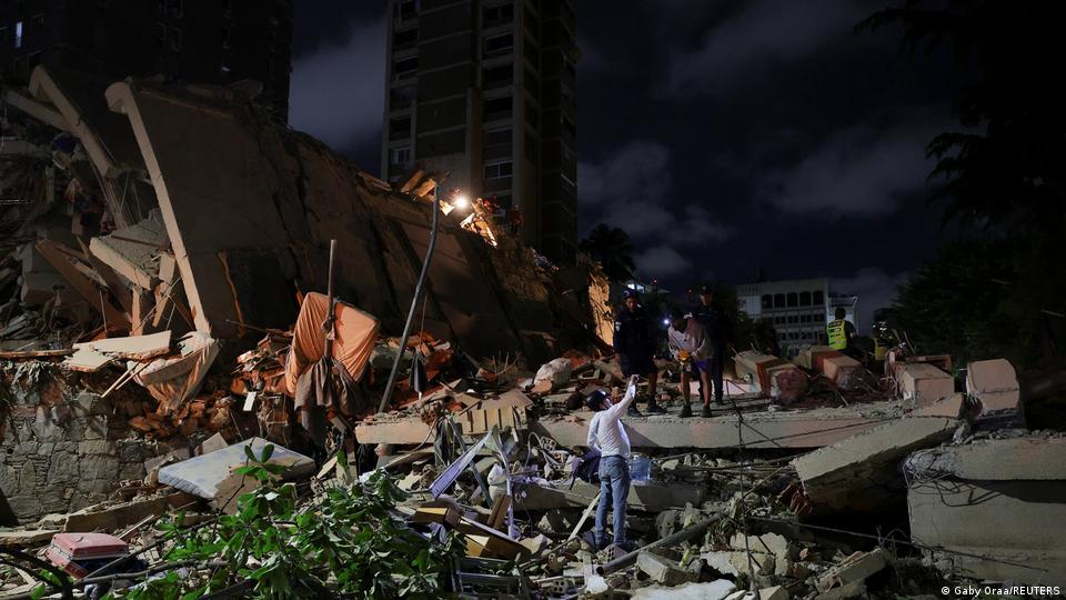 Los servicios de rescate trabajan en el lugar de un edificio derrumbado en Caracas. (24.06.2026)