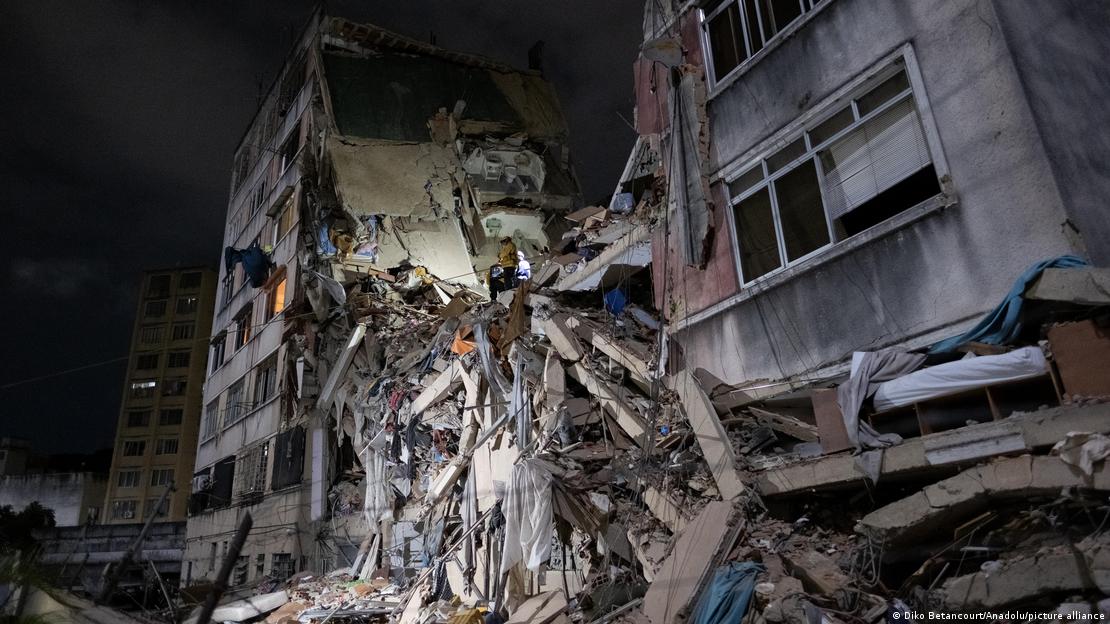 Un edificio de viviendas de seis plantas colapsado.