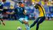 Nilson Angulo (r.) im Zweikampf um den Ball mit Aleksandar Pavlovic (l.) Nilson Angulo (r.) im Zweikampf um den Ball mit Aleksandar Pavlovic (l.)