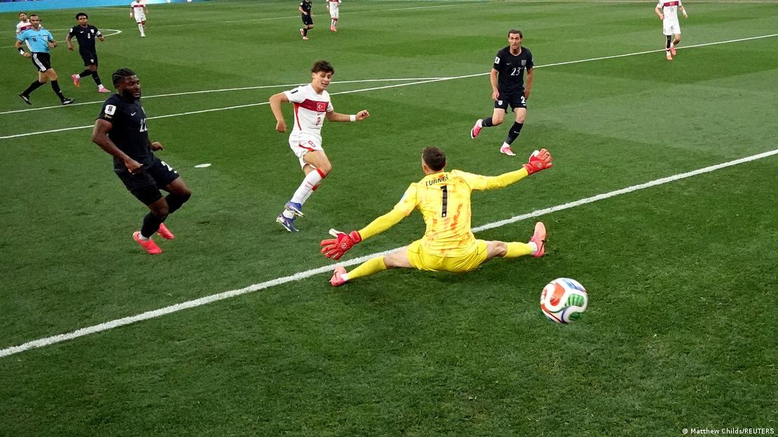 El turco Arda Guler anota el primer gol de su selección ante la portería defendida por Matt Turner de Estados Unidos. (25.06.2026)