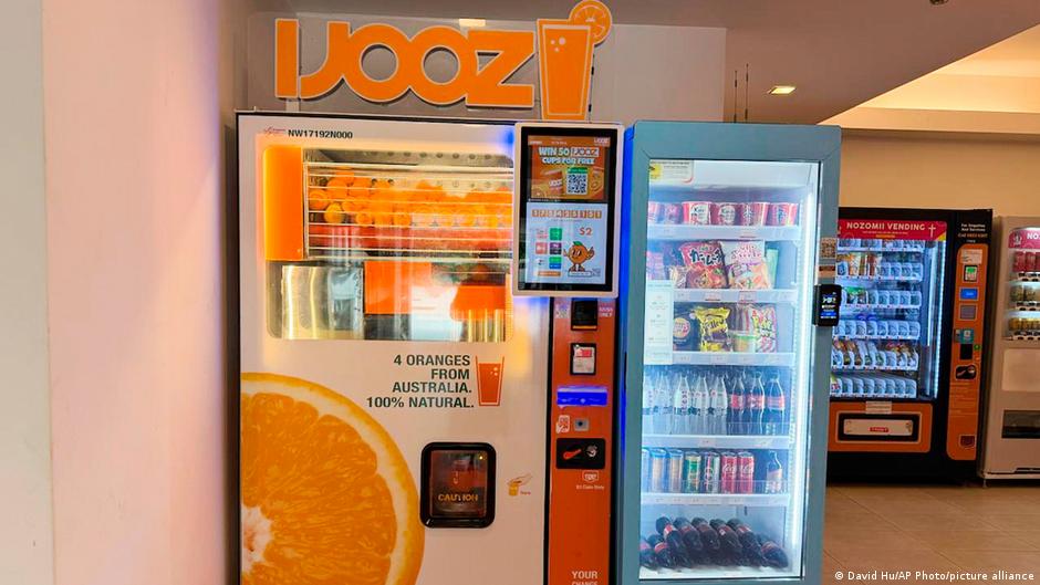 Francuski student w Singapurze przed sądem za oblizanie słomki w automacie