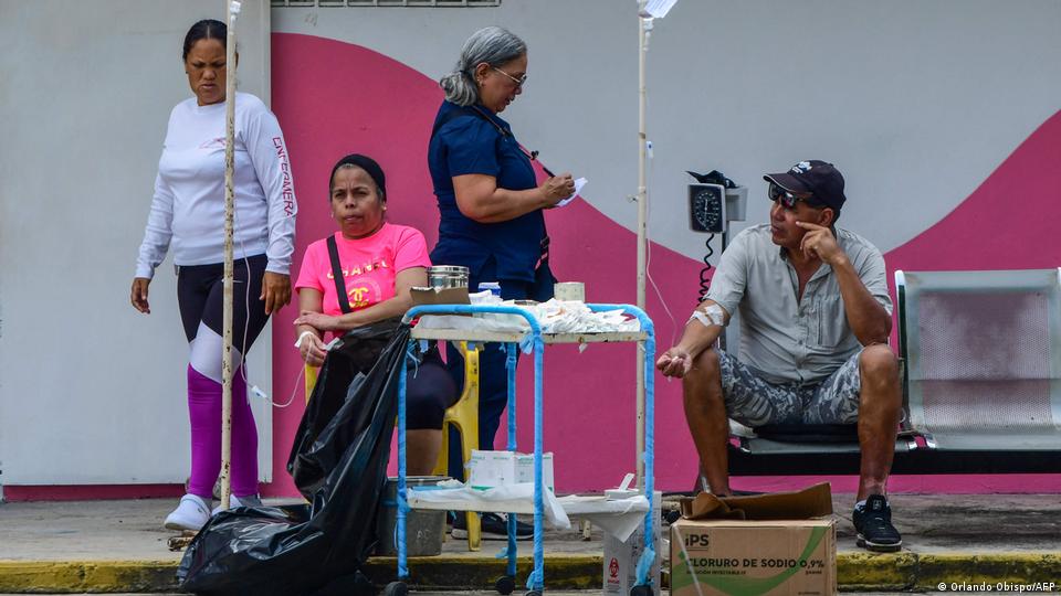 Pessoas recebem atendimento médico em calçada em Carabobo, na Venezuela