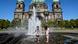 Dos niños se refrescan en el Lustgarten de Berlín. Dos niños se refrescan en el Lustgarten de Berlín.