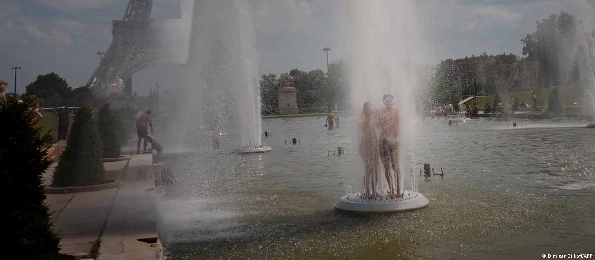 Europe faces scorching weekend as heat wave moves east