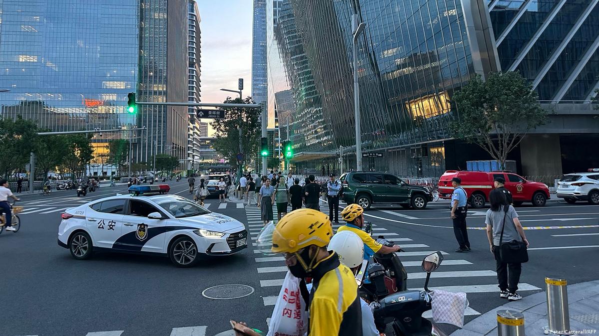 小飞机撞楼后警方出动