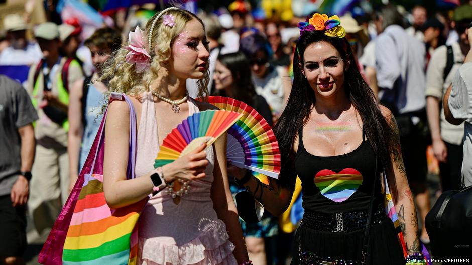 Dziesiątki tysięcy ludzi na pierwszej paradzie Pride w Budapeszcie po odsunięciu Orbána