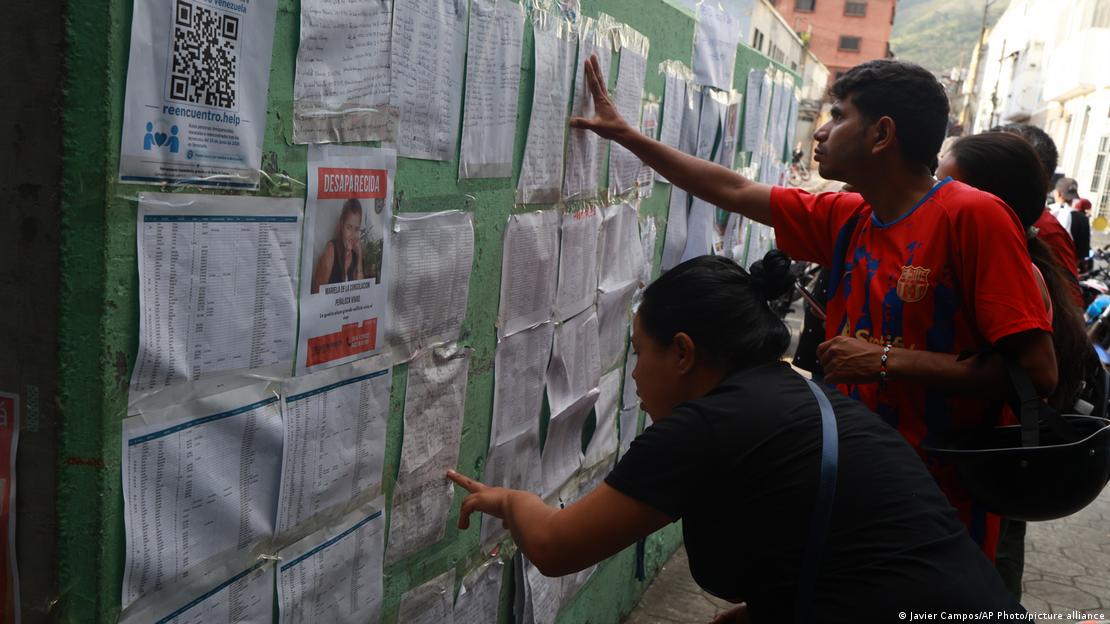 Pessoas conferem listas de pessoas desaparecidas 