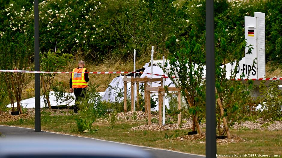 11 человек погибли при крушении самолета во Франции