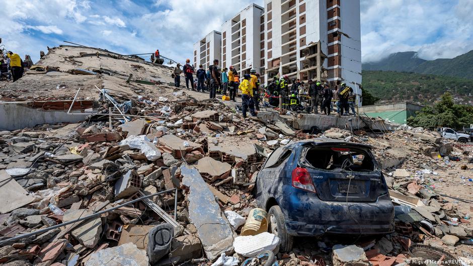 Earthquake survivors cling to solidarity