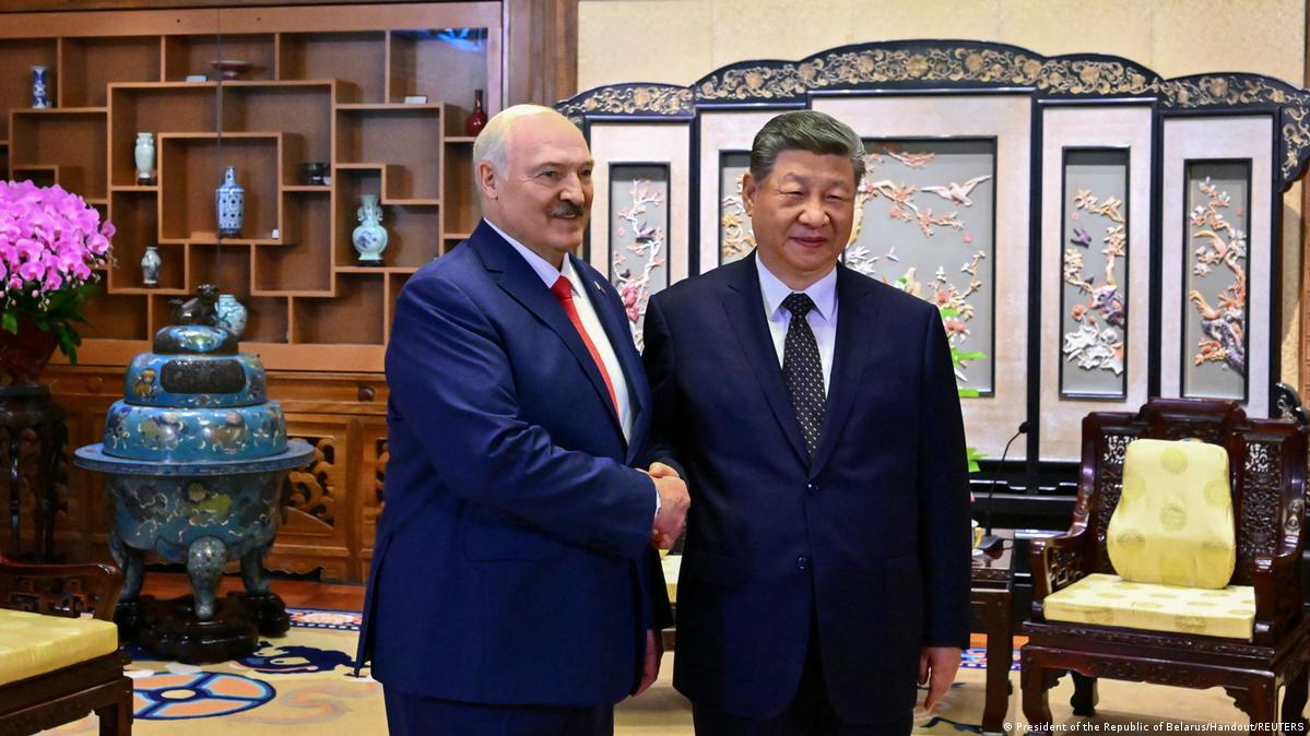 习近平与卢卡申科握手