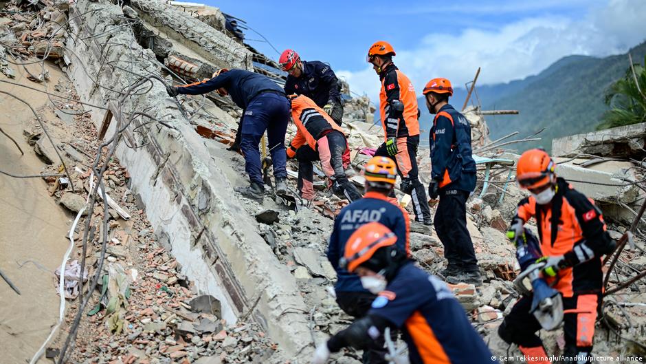 The port of La Guaira is again operating with US help.