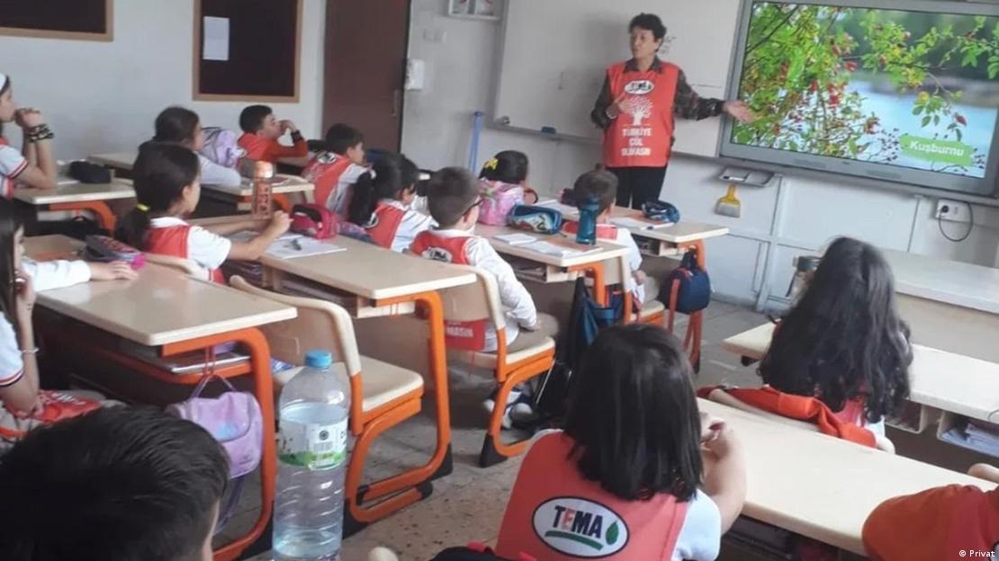 Emekli öğretmen Ayten Yakut, bir sınıfta TEMA gönüllüsü olarak ders anlatırken 