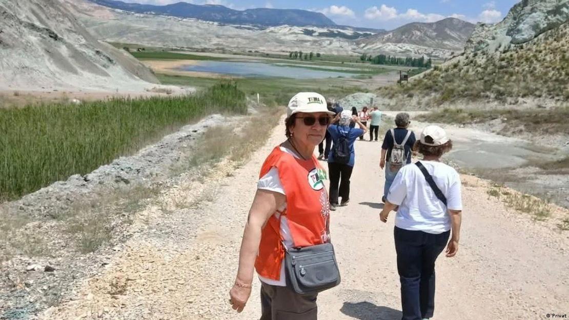 Emekli öğretmen Ayten Yakut, bir çevre etkinliğinde diğer gönüllülerle birlikte