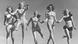 Cinco mulheres usando biquinis saltam para uma foto, em 1947 Cinco mulheres usando biquinis saltam para uma foto, em 1947