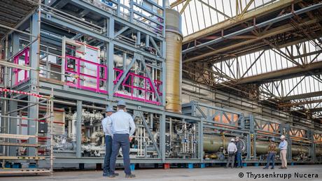Montage von Elektrolyse-Einheiten bei Thyssenkrupp Nucera