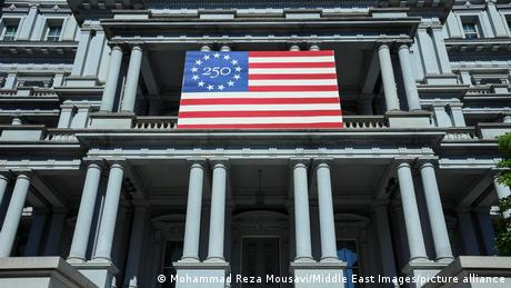 Flagge zum Jubiläum am Eisenhower Executive Office Building nahe dem Weißen Haus in Washington