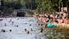Parisinos se refrescaron en el Canal Saint-Martin durante la ola de calor que batió récords en toda Francia. Parisinos se refrescaron en el Canal Saint-Martin durante la ola de calor que batió récords en toda Francia.