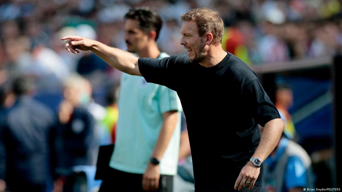 El alemán Julian Nagelsmann llegó a un acuerdo con la Federación Alemana de Fútbol para separarse del cargo como entrenador de la selección alemana luego de la eliminación frente a Paraguay. El alemán Julian Nagelsmann llegó a un acuerdo con la Federación Alemana de Fútbol para separarse del cargo como entrenador de la selección alemana luego de la eliminación frente a Paraguay.