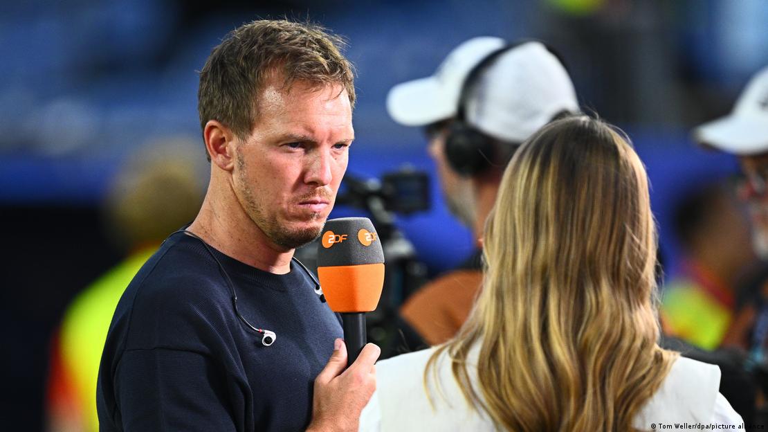 Julian Nagelsmann es entrevistado tras el partido contra Paraguay.