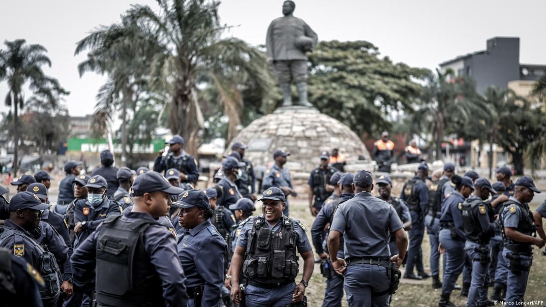 Miembros del Servicio de Policía de Sudáfrica (SAPS) se reúnen en Durban el 30 de junio de 2026, antes de las manifestaciones previstas por el movimiento "March and March" contra la presencia de migrantes indocumentados en el país. Miembros del Servicio de Policía de Sudáfrica (SAPS) se reúnen en Durban el 30 de junio de 2026, antes de las manifestaciones previstas por el movimiento "March and March" contra la presencia de migrantes indocumentados en el país.