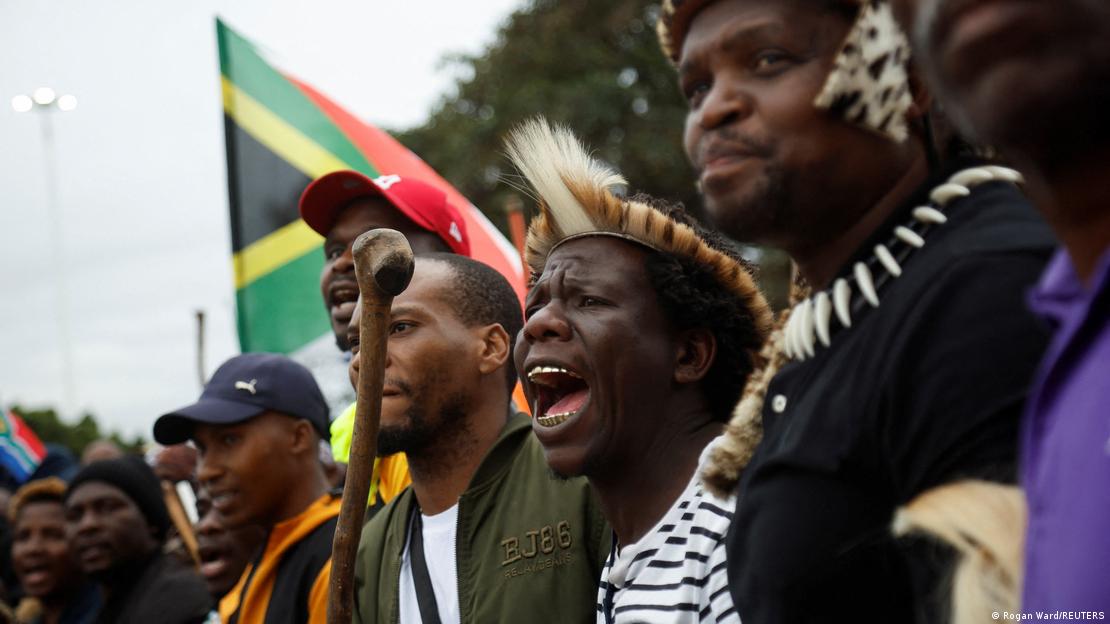 Manifestantes antiinmigrantes marchan el día en que se cumple el plazo no oficial fijado por grupos antiinmigrantes para que todos los inmigrantes indocumentados abandonen el país, en Durban, Sudáfrica, el 30 de junio de 2026. Manifestantes antiinmigrantes marchan el día en que se cumple el plazo no oficial fijado por grupos antiinmigrantes para que todos los inmigrantes indocumentados abandonen el país, en Durban, Sudáfrica, el 30 de junio de 2026.