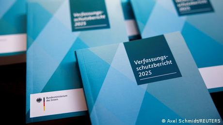 Im Verfassungsschutzbericht 2025 ist auf rund 450 Seiten die Bedrohungslage für Deutschland skizziert