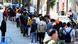 Menschen stehen in einer Straße Schlange (27.04.2026) Menschen stehen in einer Straße Schlange (27.04.2026)