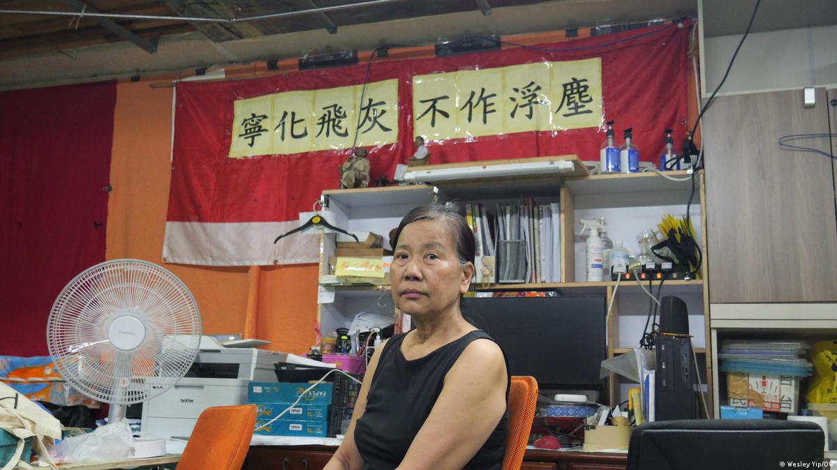 社民连去年“七一”前夕解散。时任党主席陈宝莹当时引用杰克伦敦的诗句“宁化飞灰，不作浮尘”，宣布解散。