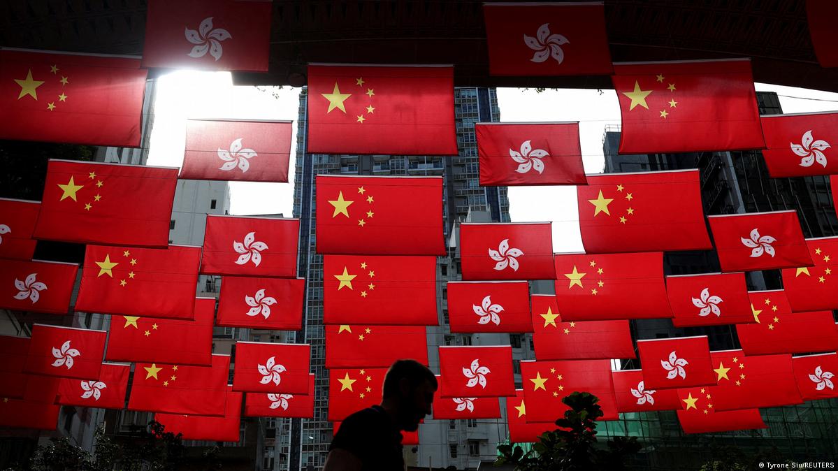 今年是香港主权移交29週年。街头随处可以见中国国旗与香港特区旗飘扬。