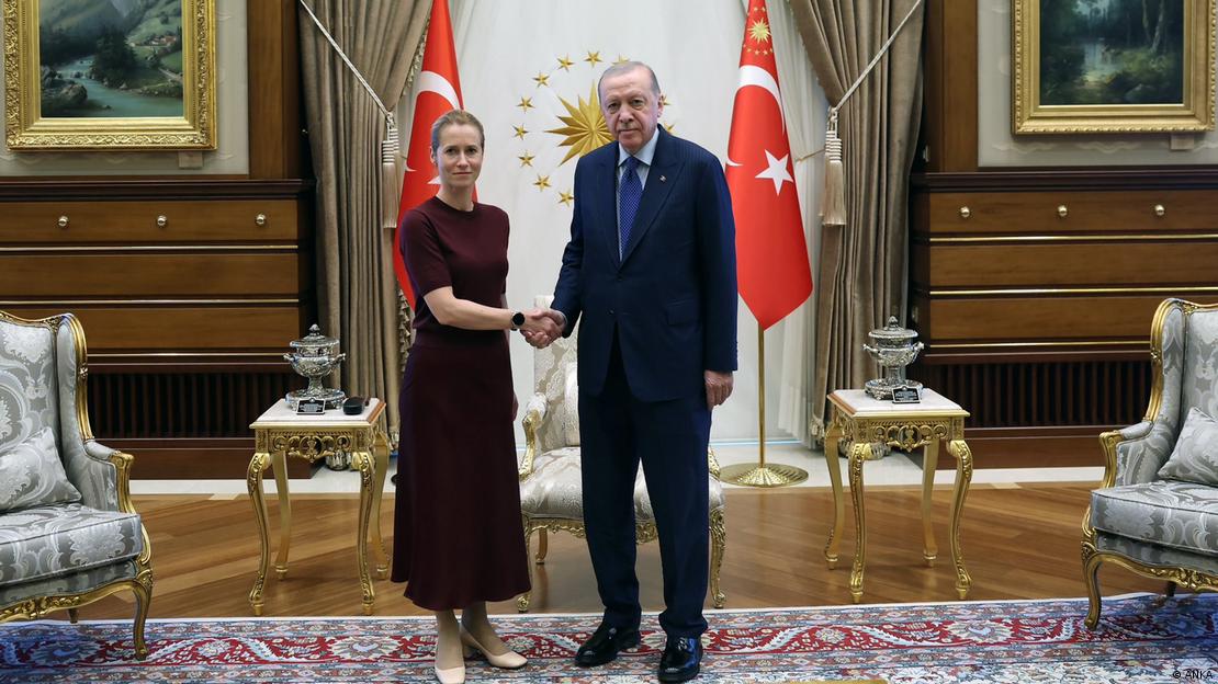 Komisyon Başkan Yardımcısı ve Dış İlişkiler Yüksek Temsilcisi Kallas ile Cumhurbaşkanı Erdoğan kameralar önünde tokalaşırken görülüyor 