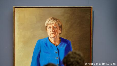 Dieses Porträt von Angela Merkel hängt ab Oktober im Bundeskanzleramt
