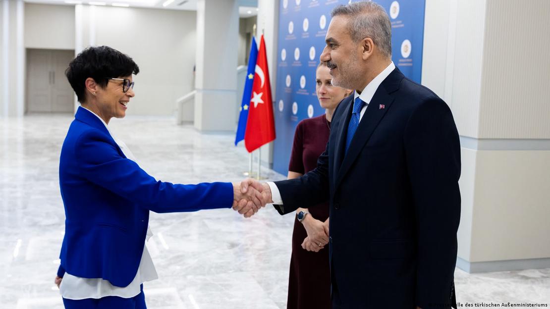 Genişlemeden Sorumlu Komiser Marta Kos (solda) ile Dışişleri Bakanı Hakan Fidan