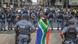 Policías sudafricanos desplegados en Durban para controlar las manifestaciones. Policías sudafricanos desplegados en Durban para controlar las manifestaciones.