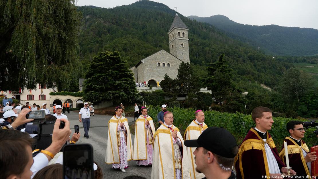 De izquierda a derecha, Michel Poinsinet de Sivry, Marc Hanappier, Pascal Schreiber y Michael Goldade llegan en procesión para su ceremonia de consagración episcopal en el seminario de la Fraternidad de San Pío X en Ecône, Suiza, el miércoles 1 de julio de 2026. De izquierda a derecha, Michel Poinsinet de Sivry, Marc Hanappier, Pascal Schreiber y Michael Goldade llegan en procesión para su ceremonia de consagración episcopal en el seminario de la Fraternidad de San Pío X en Ecône, Suiza, el miércoles 1 de julio de 2026.