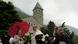 Fieles aguardan fuera del seminario de la Fraternidad de San Pío X para asistir a la ceremonia de consagración de cuatro nuevos obispos en Ecône, Suiza.