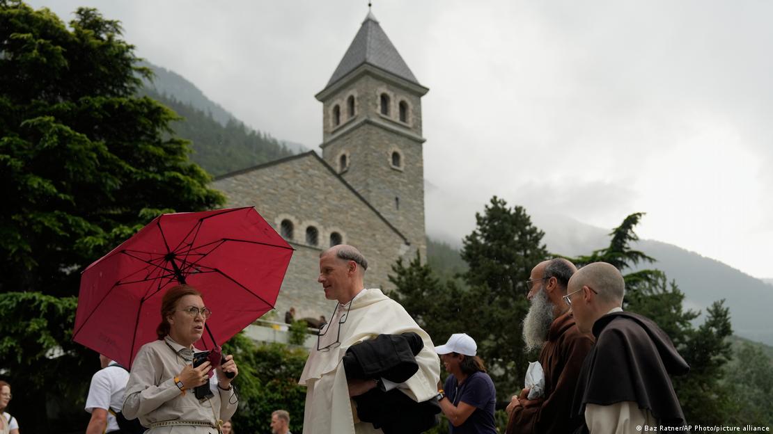 Fieles aguardan fuera del seminario de la Fraternidad de San Pío X para asistir a la ceremonia de consagración de cuatro nuevos obispos en Ecône, Suiza. Fieles aguardan fuera del seminario de la Fraternidad de San Pío X para asistir a la ceremonia de consagración de cuatro nuevos obispos en Ecône, Suiza.
