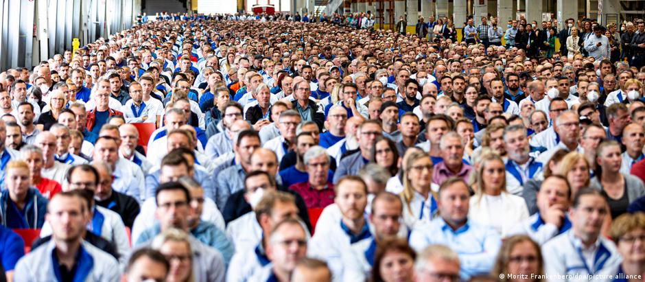 Elevado número de empregados da VW já foi um símbolo da força industrial da Alemanha, mas hoje se tornou um grande fardo