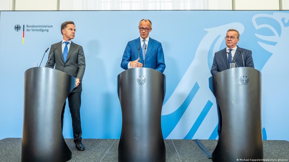 Almanya Başbakanı Friedrich Merz, Bakanlar Kurulu sonrasında Savunma Bakanı Boris Pistorius ve NATO Genel Sekreteri Mark Rutte ile ortak basın toplantısında
