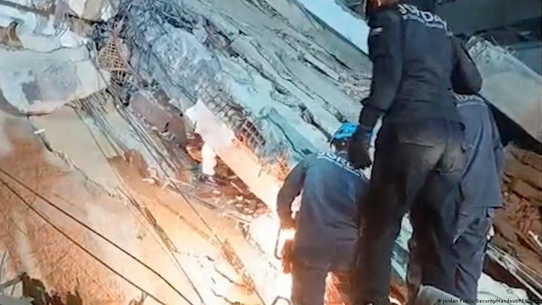 Equipos internacionales de búsqueda y rescate trabajaron entre los escombros tras el terremoto en Venezuela.