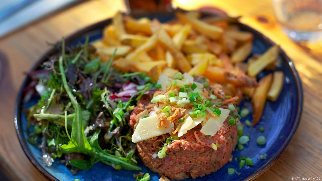 El consumo de carne poco cocinada representa otra de las vías habituales de contagio de la toxoplasmosis.