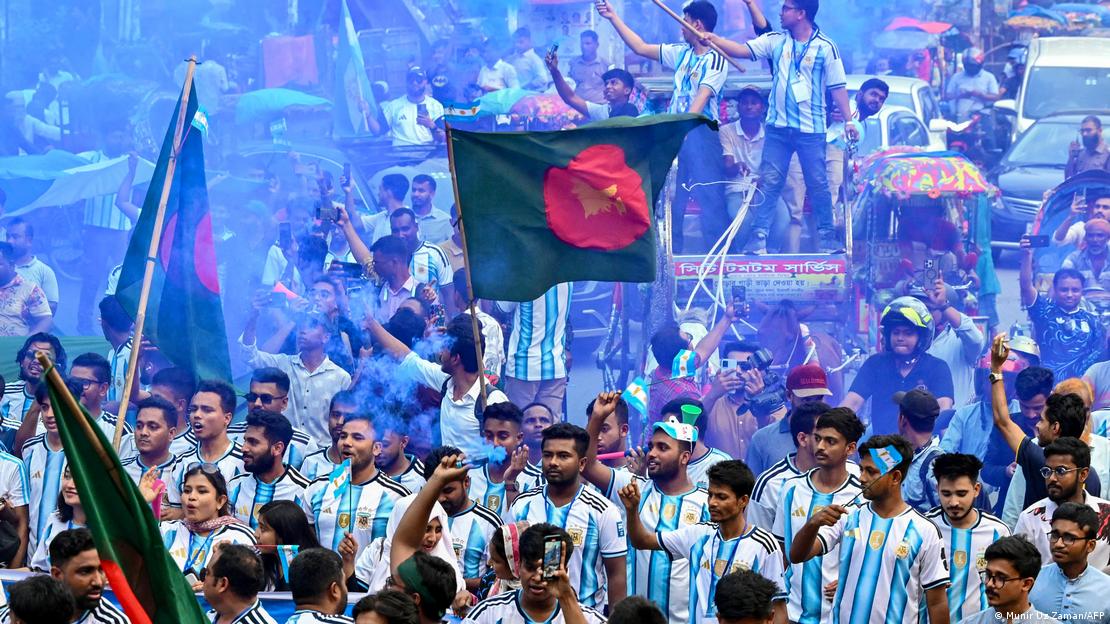 Los colores de la selección argentina son portados con orgullo por hinchas de sitios tan lejanos como Bangladés.