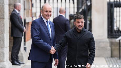 Der irische Regierungschef Micheal Martin begrüßt seinen Ehrengast Wolodymyr Selenskyi im Dublin Castle am Mittwoch.