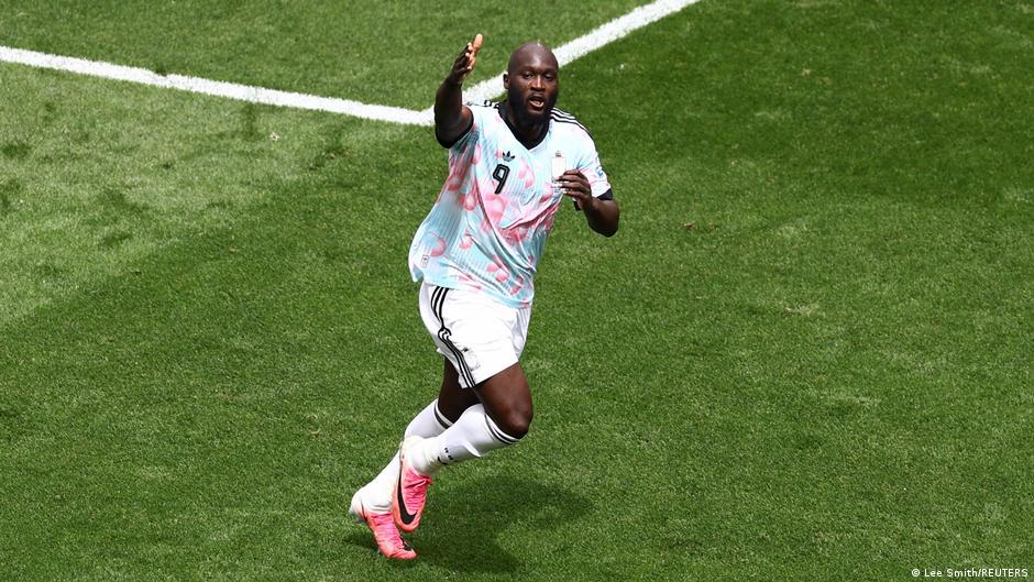 البلجيكي لوكاكو يتذكر والده الراحل بعد هدف حاسم في السنغال