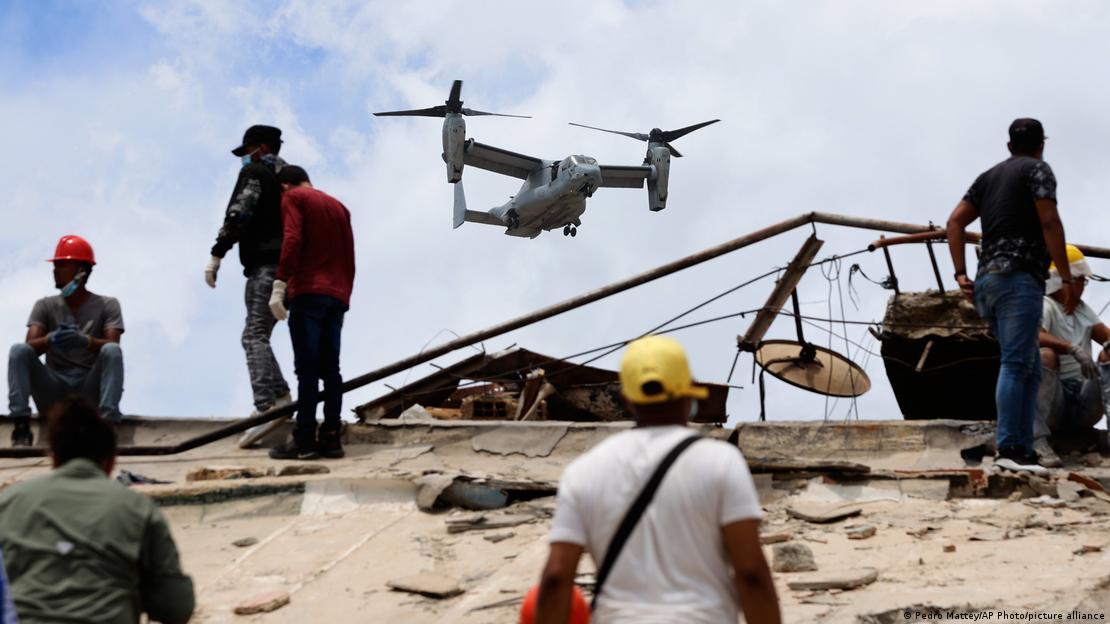 Estados Unidos envió centenares de rescatistas y aeronaves como esta