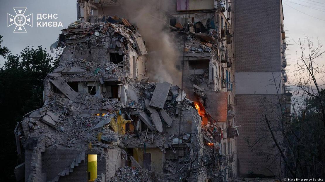 Blick auf ein teilweise zerstörtes Gebäude im Bezirk Darnyzja Blick auf ein teilweise zerstörtes Gebäude im Bezirk Darnyzja